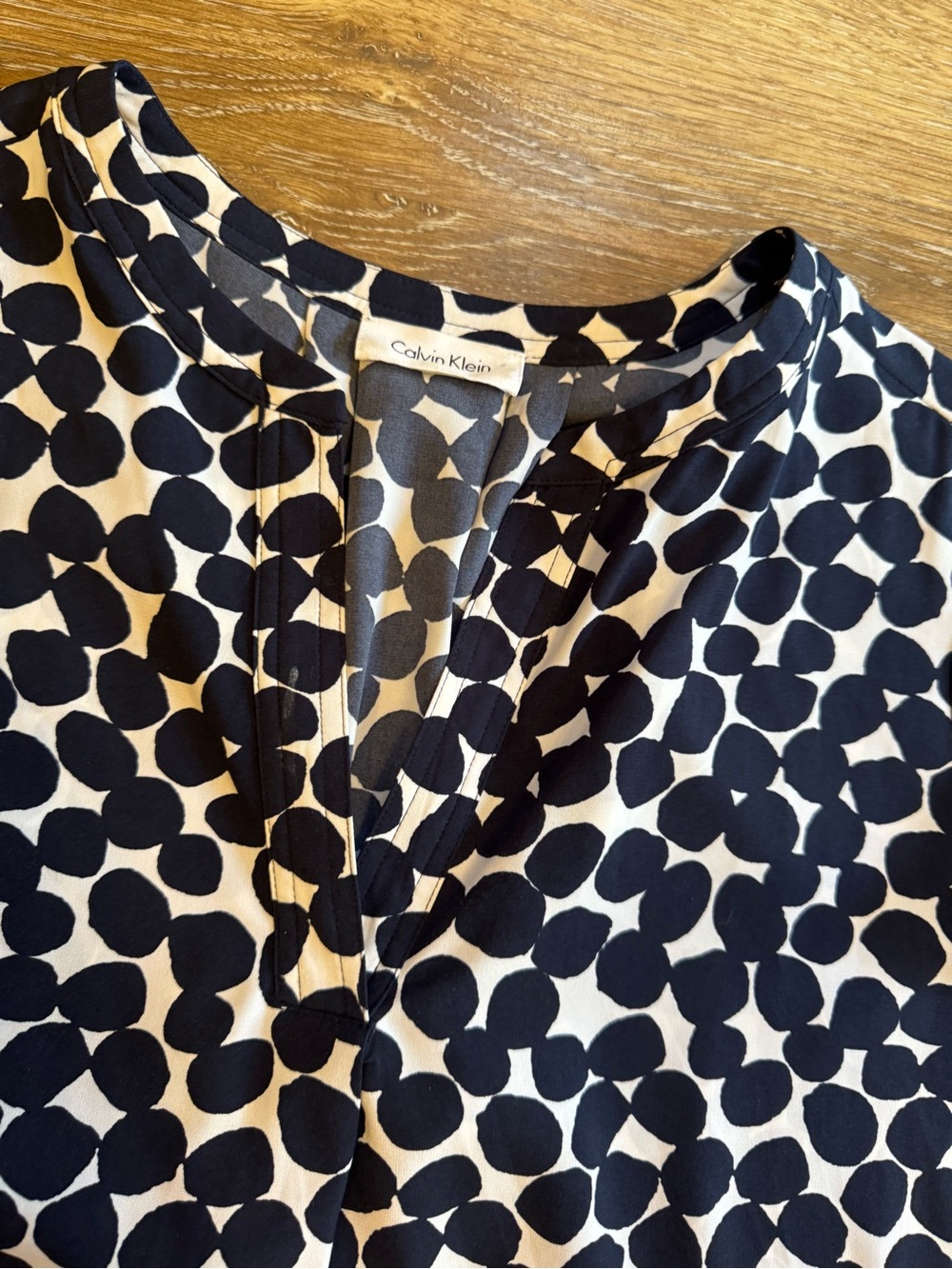 Calvin Klein Women's Navy and White Dot V-Neck Flutter Sleeve Top XL - Picture 10 of 11